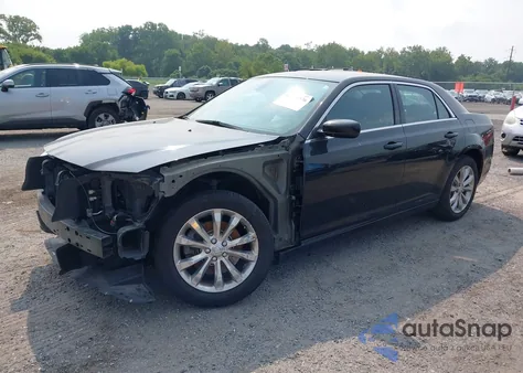 2018 Chrysler 300 Touring L Awd z USA, uszkodzony, nr VIN 2C3CCARG4JH229020